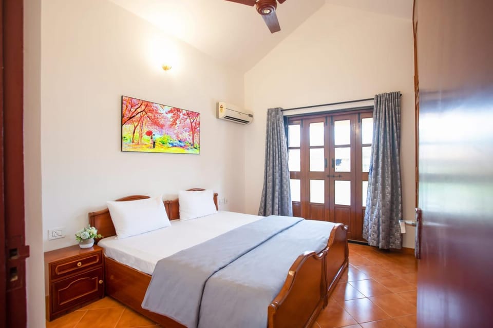 Bed, Photo of the whole room, Bedroom, fireplace, air conditioner