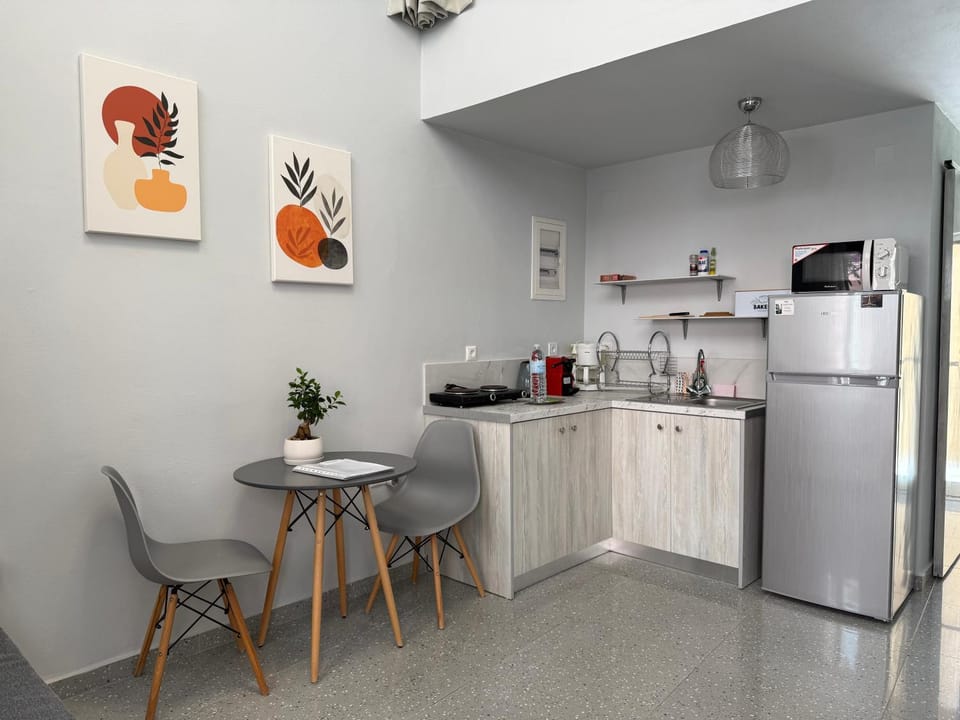 Coffee/tea facilities, Kitchen or kitchenette, Photo of the whole room, Dining area, stove