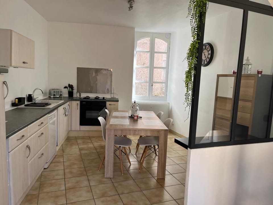 Kitchen or kitchenette, Dining area, dishwasher, minibar, pet friendly, stove, toaster