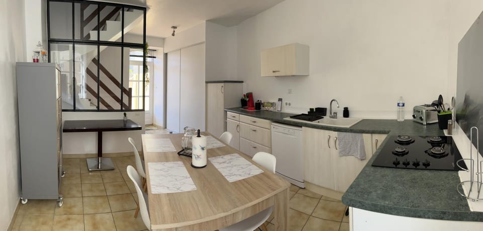 Kitchen or kitchenette, Dining area, minibar, stove