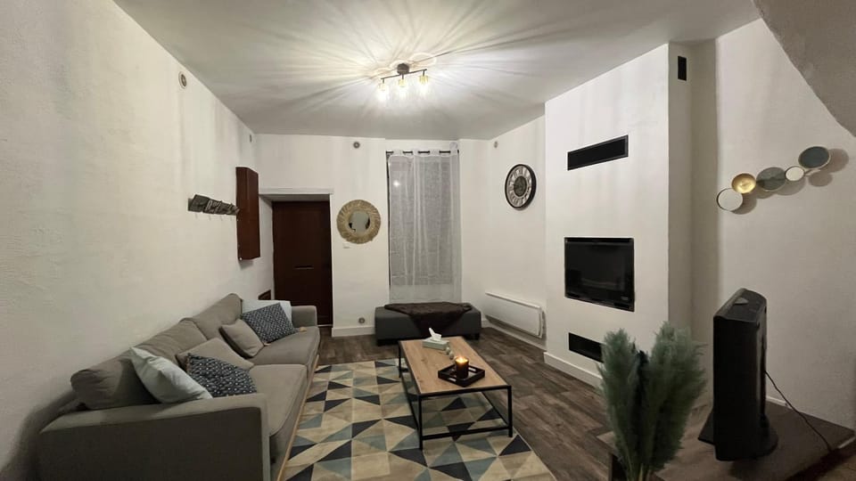 Communal lounge/ TV room, TV and multimedia, Living room, Seating area, Evening entertainment