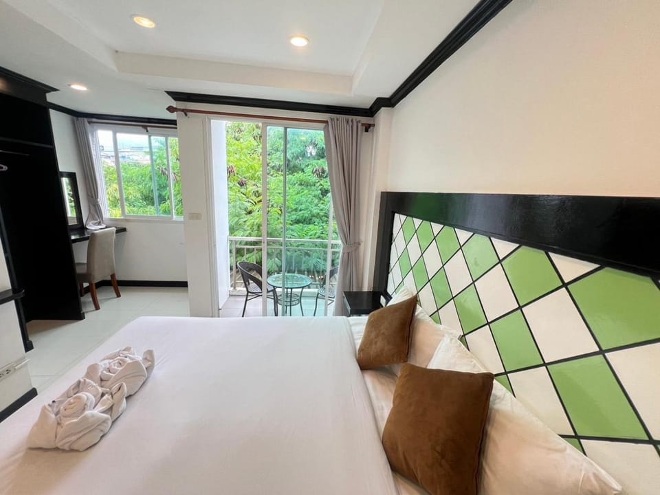 Bed, View (from property/room), Balcony/Terrace, Photo of the whole room, Seating area, towels