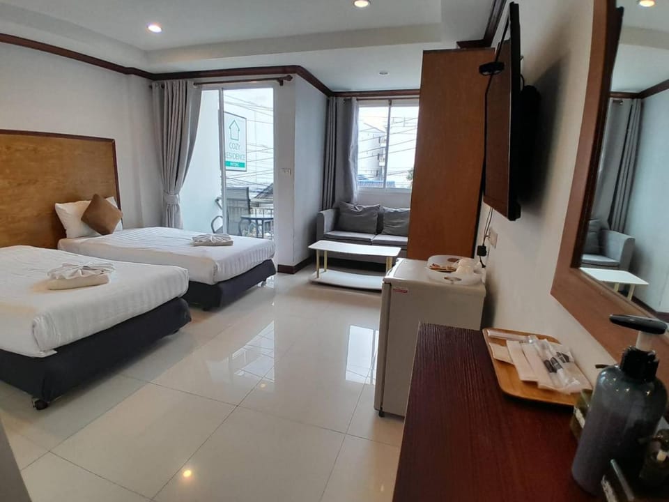 Bed, TV and multimedia, Living room, Photo of the whole room, Seating area, Bedroom, towels