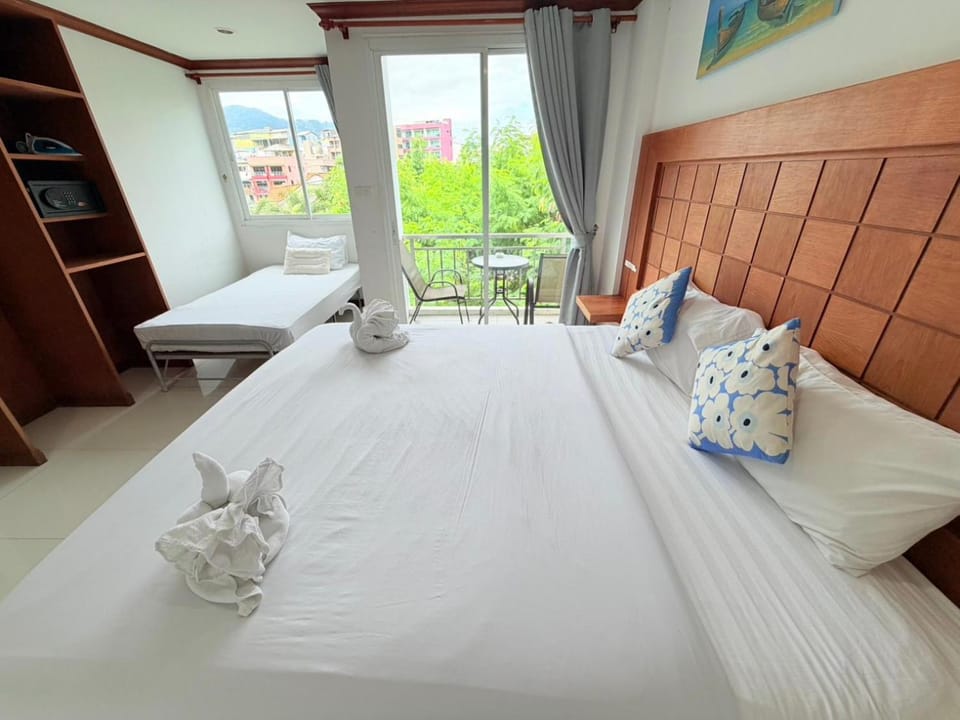 Bed, Photo of the whole room, Bedroom, Family, towels