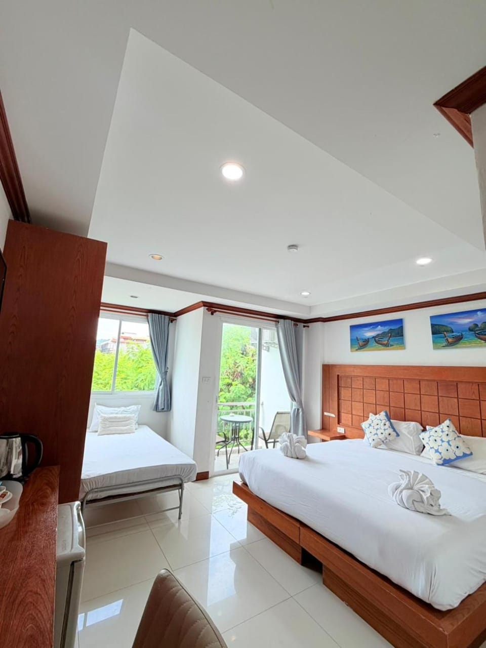 Bed, TV and multimedia, Living room, Photo of the whole room, Seating area, Bedroom, towels