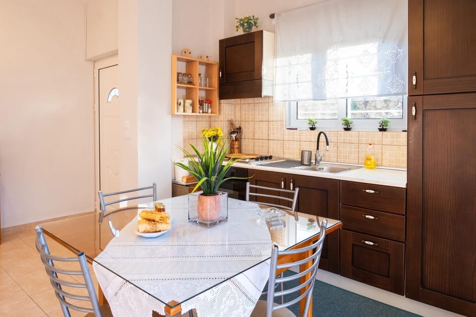 Kitchen or kitchenette, Food and drinks, Dining area, stove