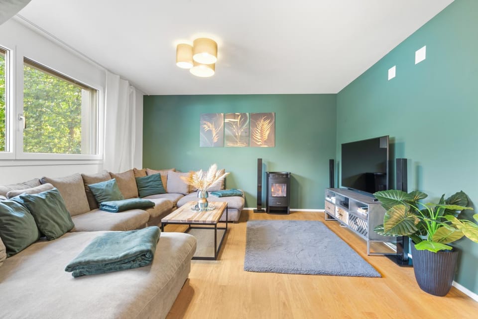 Communal lounge/ TV room, TV and multimedia, Living room, Seating area, Evening entertainment