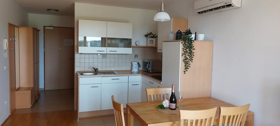 Kitchen or kitchenette, Dining area, stove