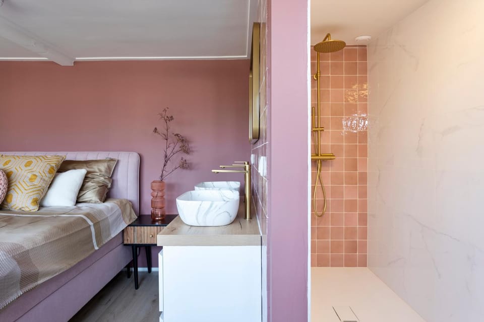 Bed, Bathroom