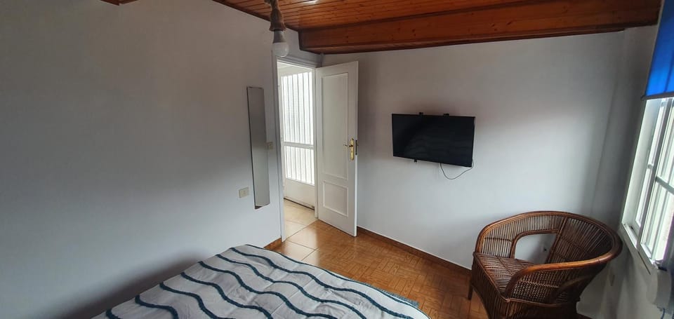 Bed, TV and multimedia, Photo of the whole room, Bedroom