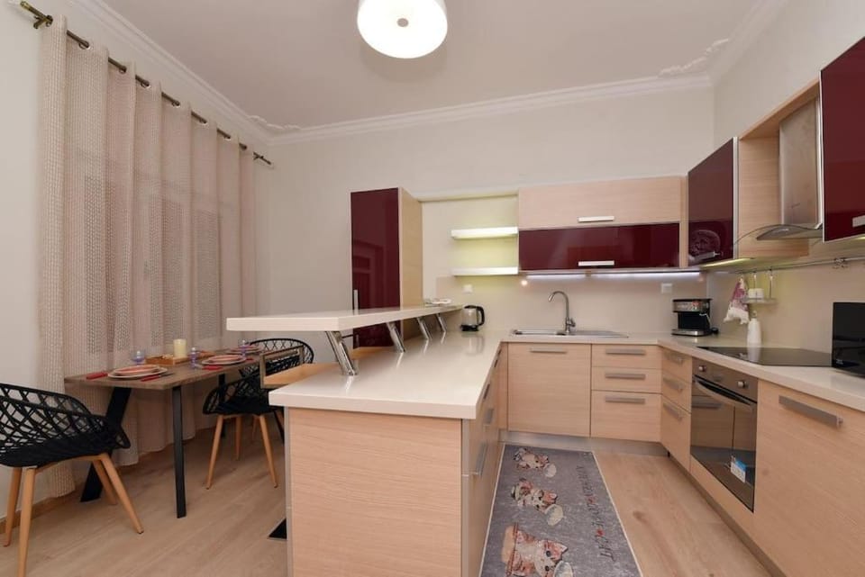 Coffee/tea facilities, Kitchen or kitchenette, Dining area, minibar, oven, pet friendly, stove