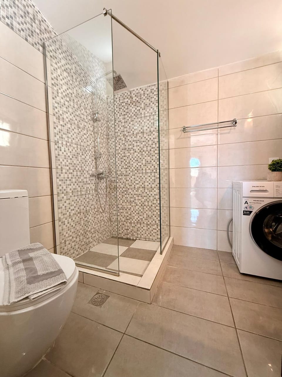 Shower, Toilet, Bathroom, towels, washing machine