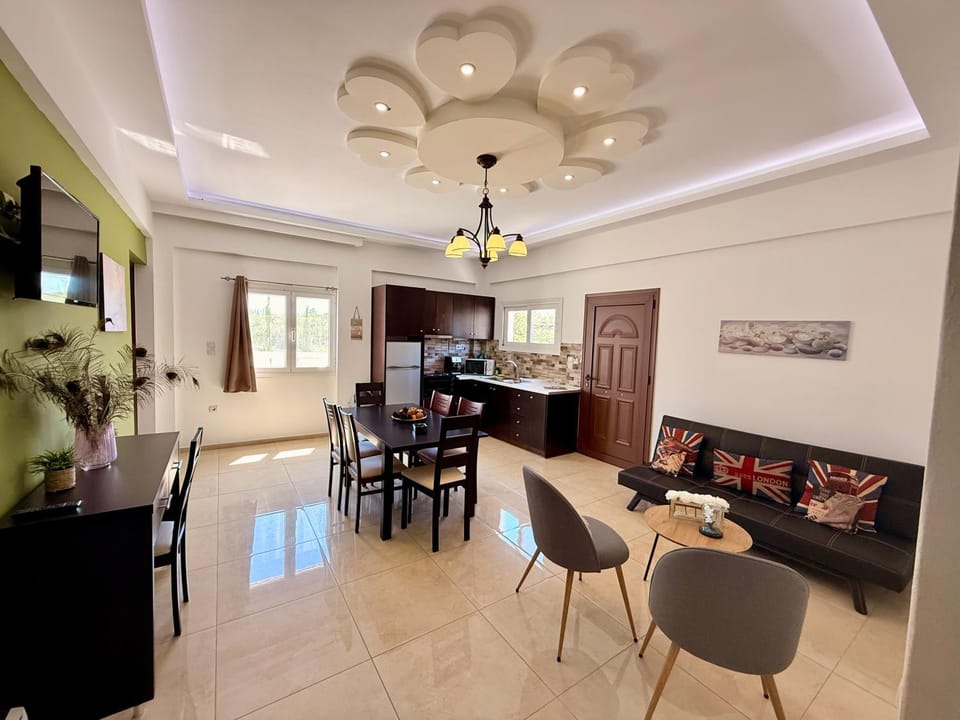 TV and multimedia, Kitchen or kitchenette, Living room, Seating area, Dining area