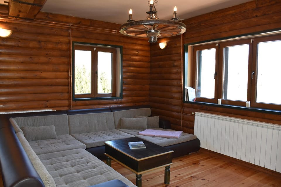 Communal lounge/ TV room, TV and multimedia, Living room, Seating area, flat iron, internet