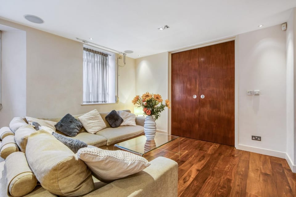 Modern 2 bedrooms 2bathrooms behind Nobu hotel Apartment in City of Westminster