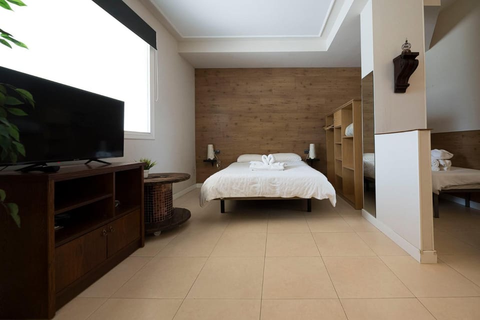Bed, TV and multimedia, Photo of the whole room, Bedroom
