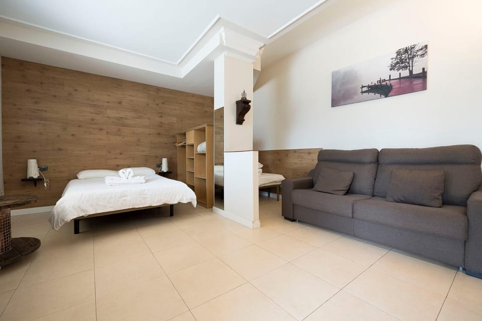 Bed, Living room, Photo of the whole room, Seating area, Bedroom