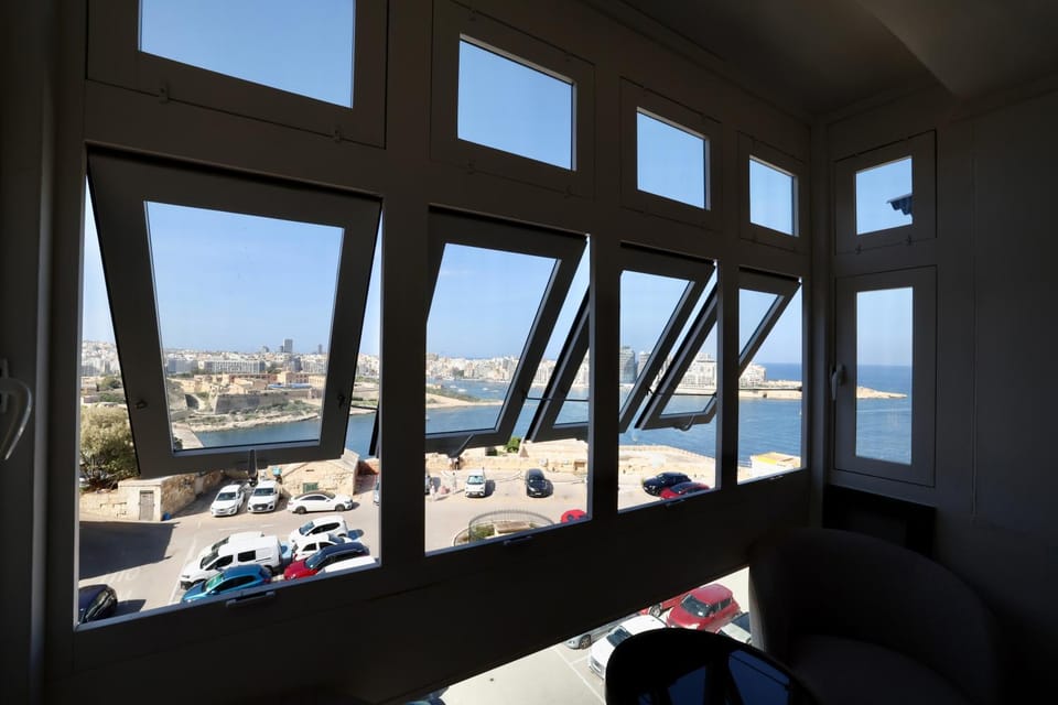 Day, Natural landscape, View (from property/room), City view, Sea view, Parking