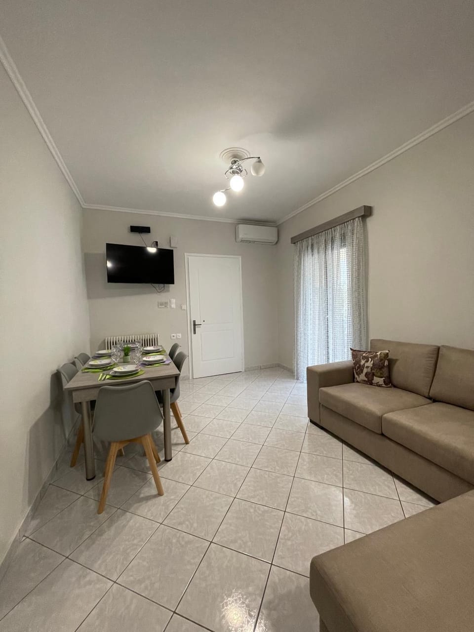 TV and multimedia, Living room, Seating area, Dining area