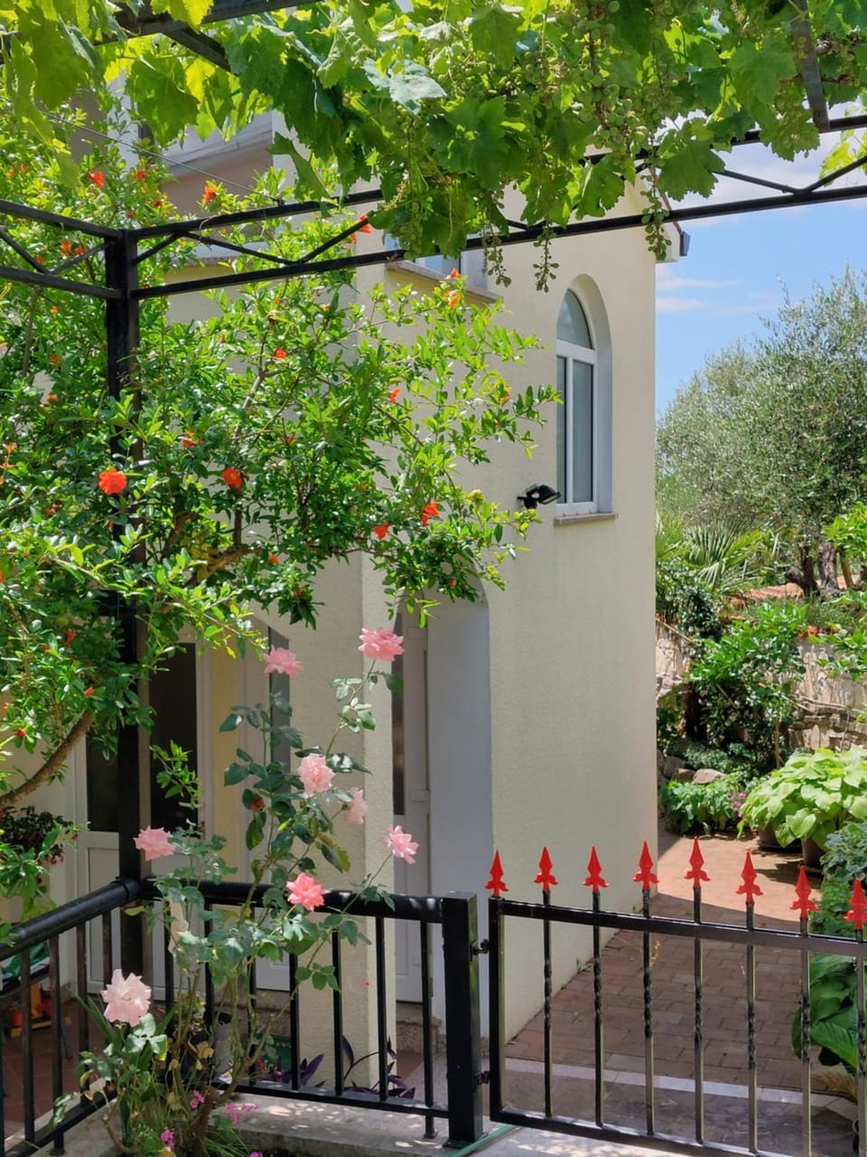 Property building, Facade/entrance, Garden