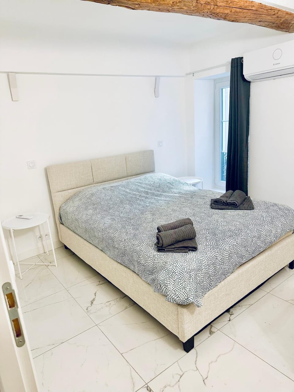 Bed, Night, Photo of the whole room, Bedroom, towels, towels, air conditioner, air conditioner