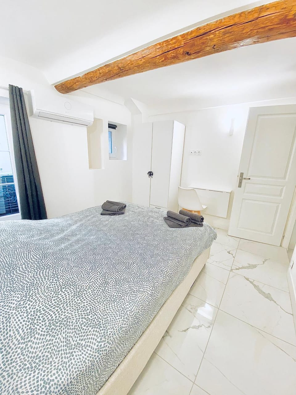 Bed, Night, Photo of the whole room, Bedroom, air conditioner