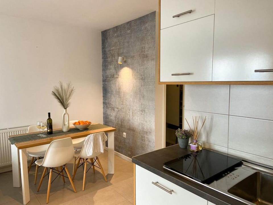 Kitchen or kitchenette, Dining area