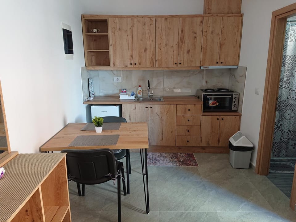 Kitchen or kitchenette, Dining area, oven, stove