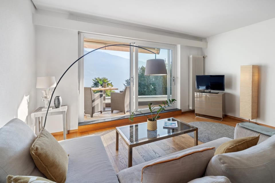 TV and multimedia, Living room, Seating area, Evening entertainment