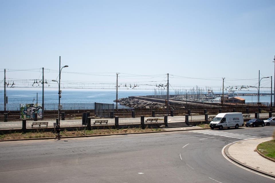 Neighbourhood, Sea view, Location