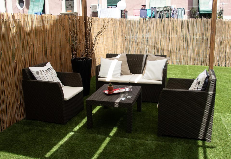 Communal lounge/ TV room, BBQ facilities, Garden, Balcony/Terrace, Breakfast