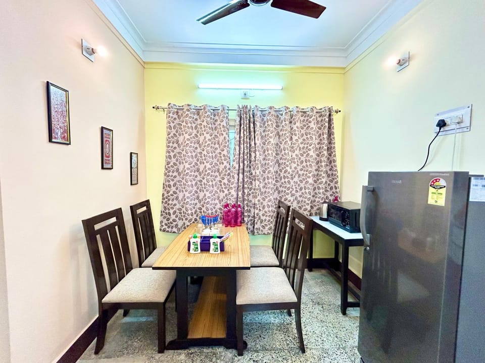 Dining area, minibar