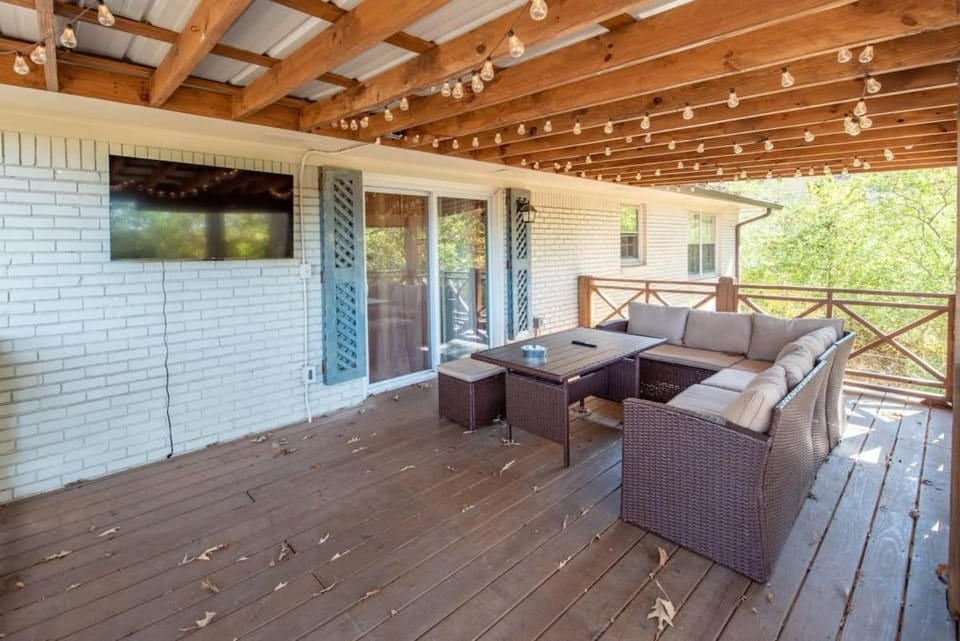 LA Maison De LA Nouvelle-Orléans GAME DAY house Covered Patio House in Northport