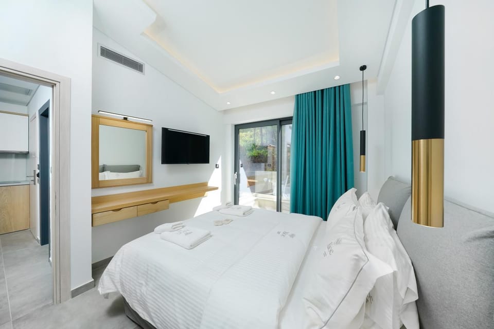 Bed, TV and multimedia, Photo of the whole room, Bedroom, towels