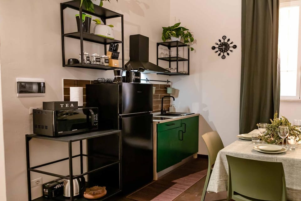 Kitchen or kitchenette, Dining area, minibar, stove, toaster