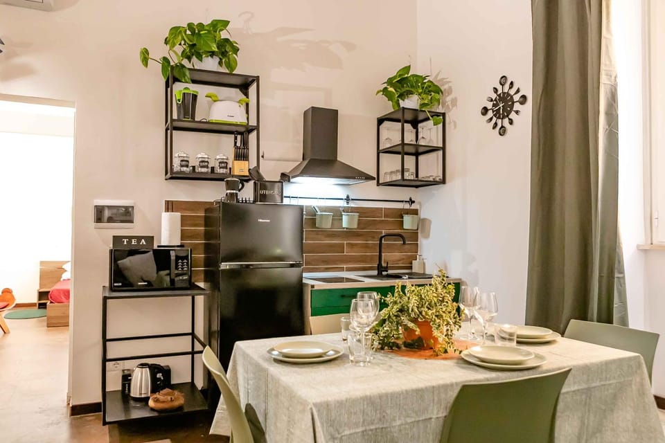 Coffee/tea facilities, Kitchen or kitchenette, Dining area, stove, toaster