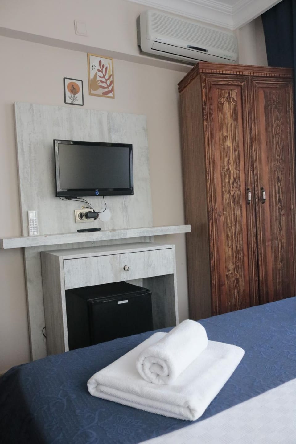 Communal lounge/ TV room, Bed, towels, wardrobe, air conditioner