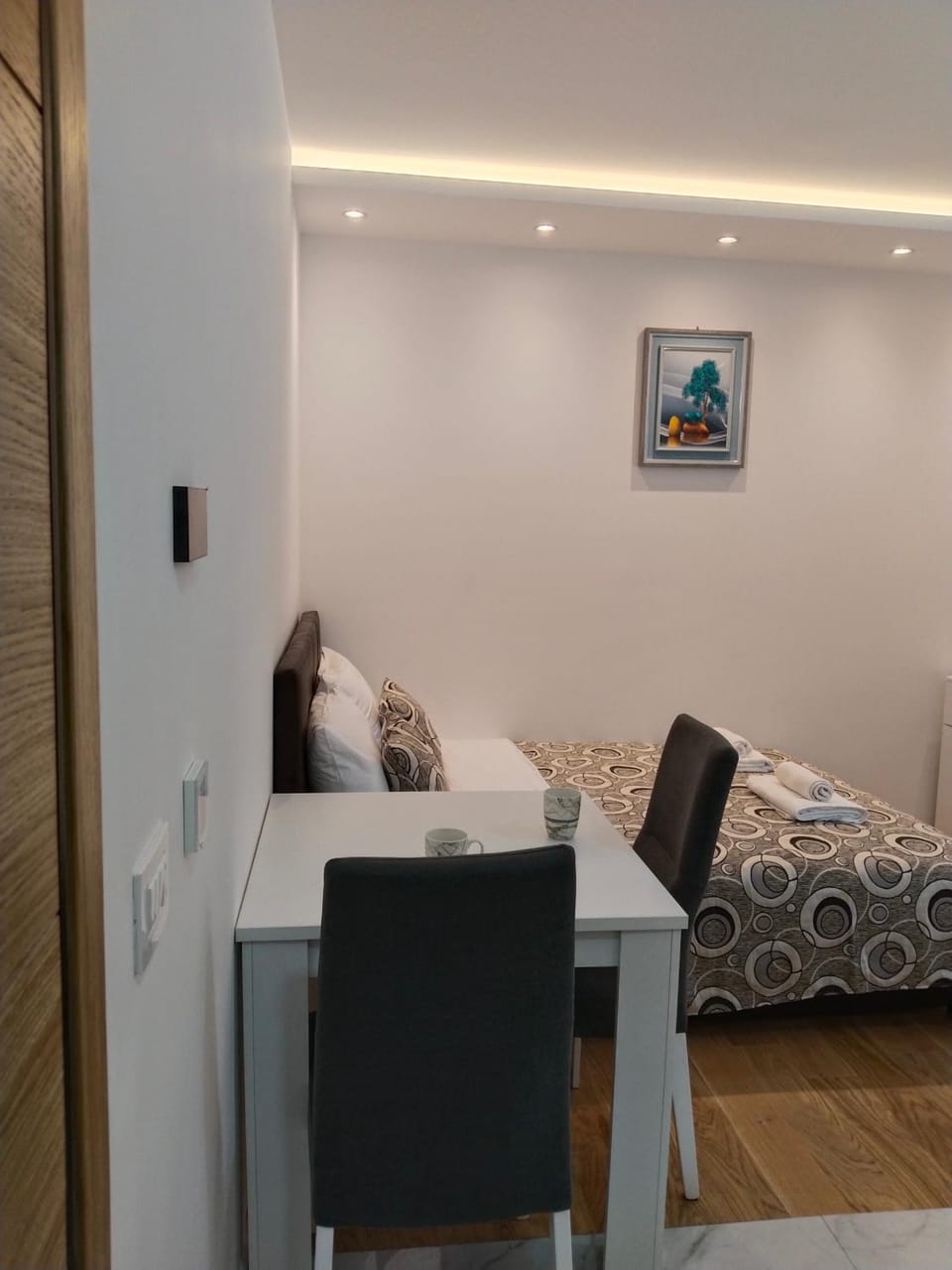 Bed, Photo of the whole room, Seating area