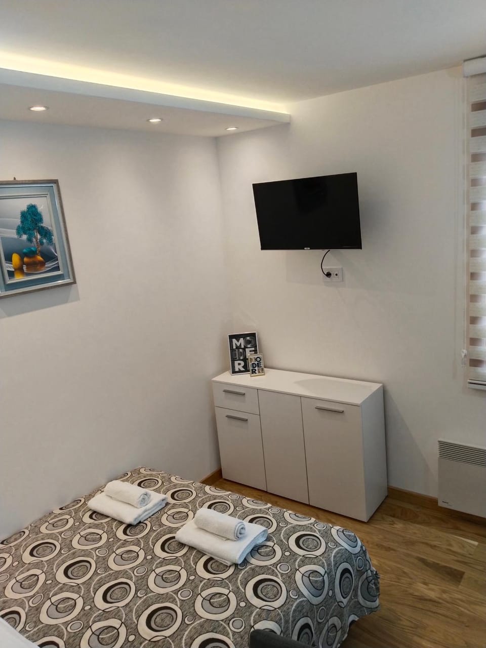Bed, TV and multimedia, Photo of the whole room, Bedroom, hair dresser, towels