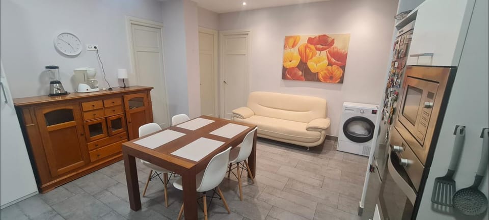 Habitación amplia con baño privado a pasos de la playa, en piso compartido Vacation rental in San Sebastian