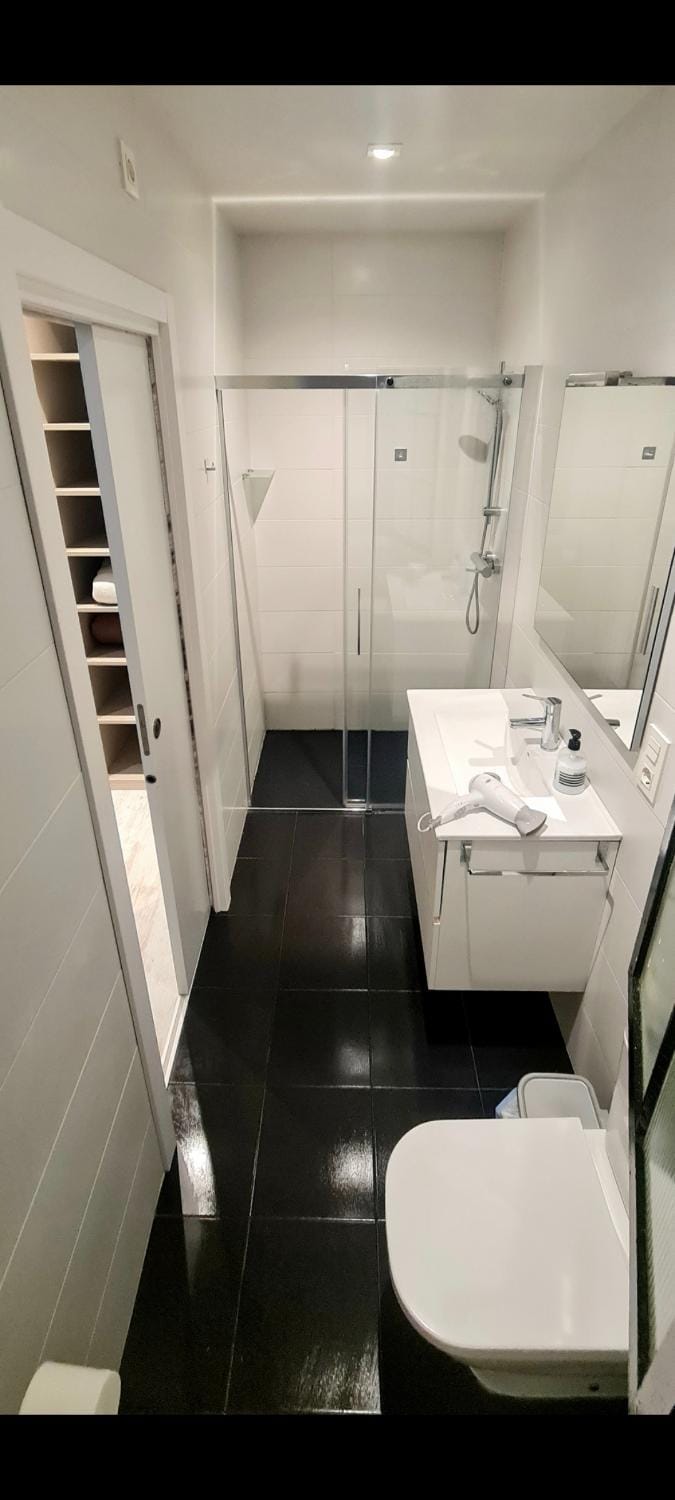Habitación amplia con baño privado a pasos de la playa, en piso compartido Vacation rental in San Sebastian