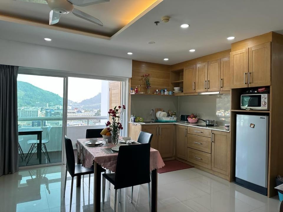 Coffee/tea facilities, Kitchen or kitchenette, Dining area, stove, toaster