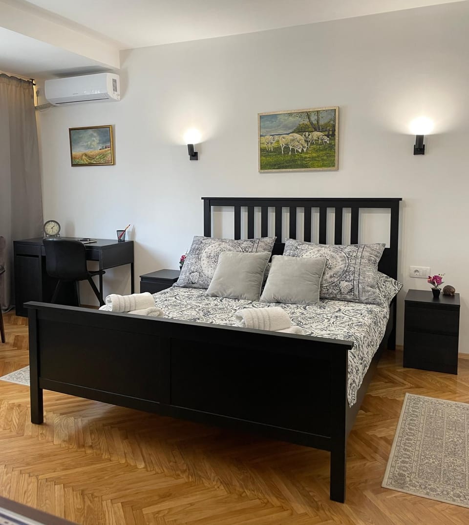 Bed, Living room, Photo of the whole room, Bedroom