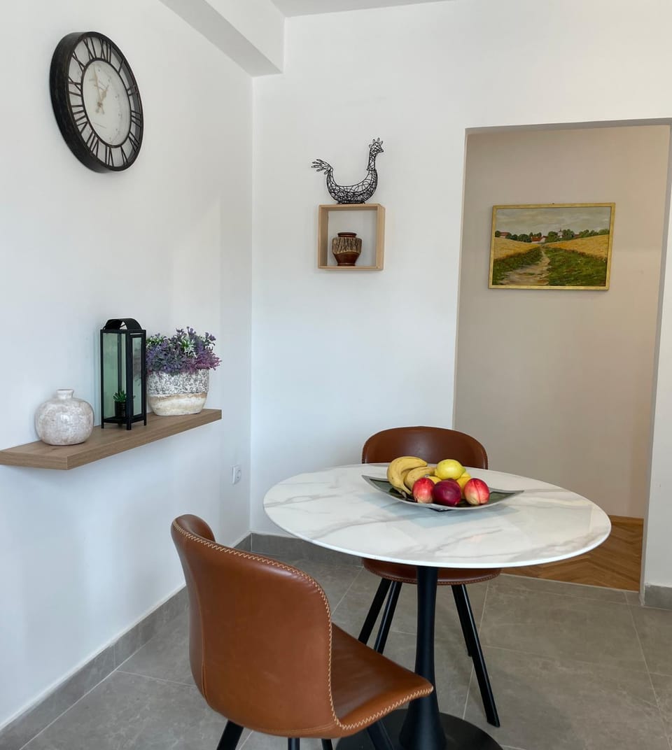 Kitchen or kitchenette, Food and drinks, Dining area, Food