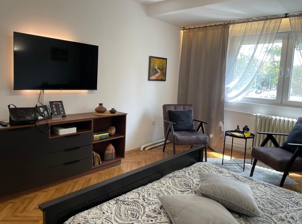 TV and multimedia, View (from property/room), View (from property/room), Living room, Bedroom, City view
