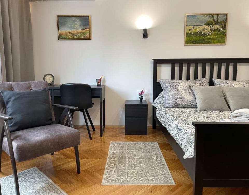 Bed, Living room, Seating area, Bedroom