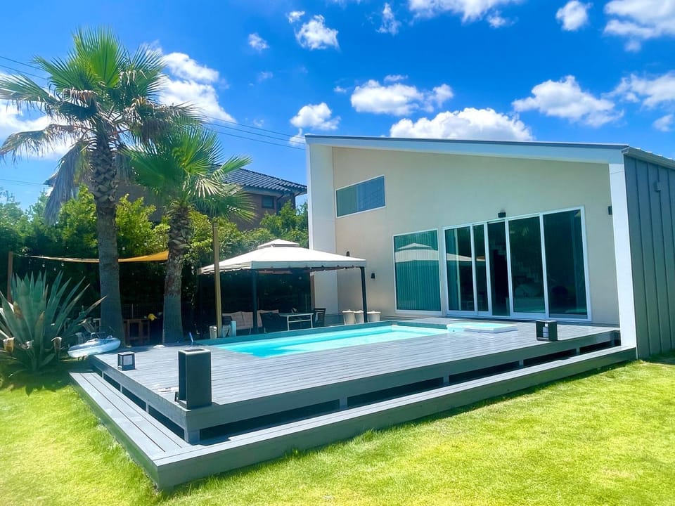 Sunshine pool villa1新筑カリフォルニア芝生プライベートサウナBBQドッグランゴルフ House in Chiba Prefecture