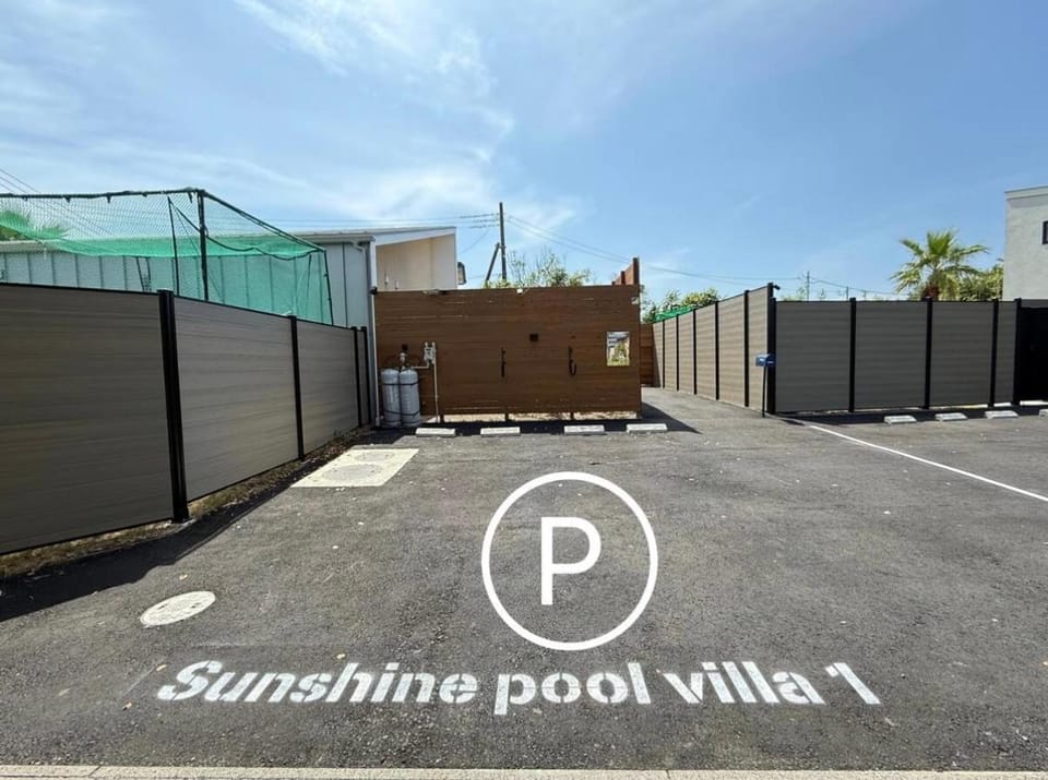 Sunshine pool villa1新筑カリフォルニア芝生プライベートサウナBBQドッグランゴルフ House in Chiba Prefecture
