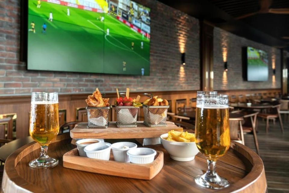 Nightclub / DJ, TV and multimedia, Lounge or bar, Food and drinks, Food, Lunch, Dinner, Drinks