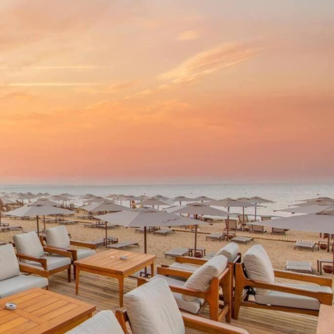 Day, Natural landscape, Living room, Seating area, Beach, Sea view, Sunrise, Sunset, sunbed